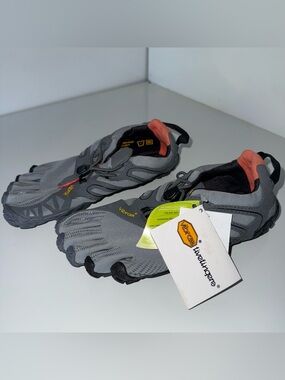 NEW Vibram FiveFingers Grey Toe Shoes with Coral Heel Accent Size 6-6-5